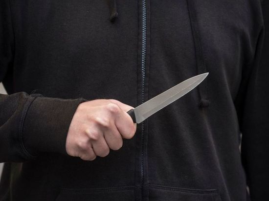 Раненый в магазине «РосАл» в Киришах получил удар ножом от сотрудника фирмы из орбиты «Газпрома»