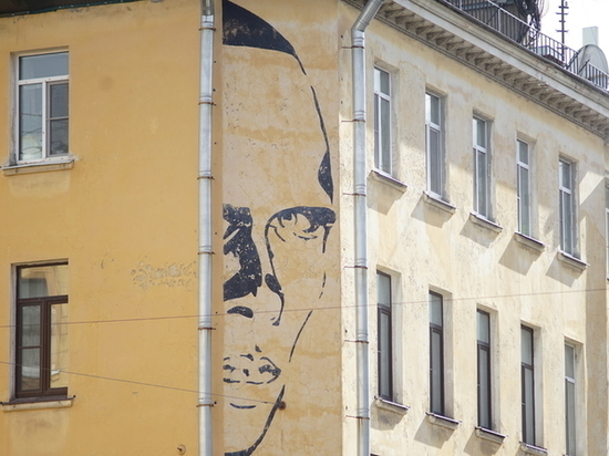«Выкупить со штукатуркой»: петербуржцы ищут последний шанс спасти граффити Хармса