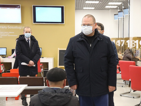 Олег Мельниченко передал ключи от новых машин сельским подразделениям МФЦ
