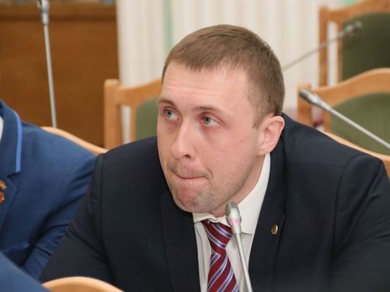 Омский депутат Ивченко в Горсовете обозвал оппонента Жукова и облил водой