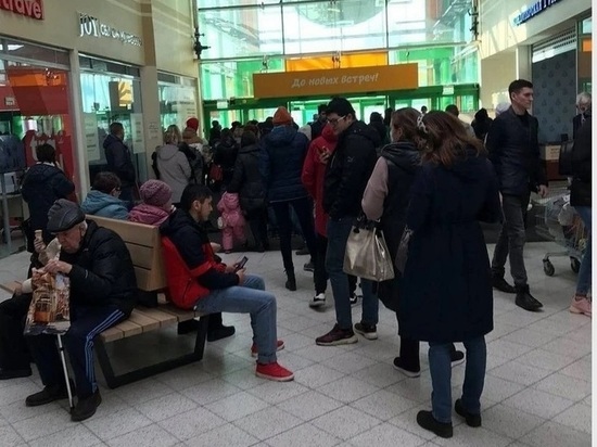 В рязанском гипермаркете «Глобус» засняли очередь на вакцинацию