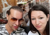 Эпатажный шоумен Гоген Солнцев спустя месяц после развода с супругой Екатериной Терешкович женился на ее дочери Полине