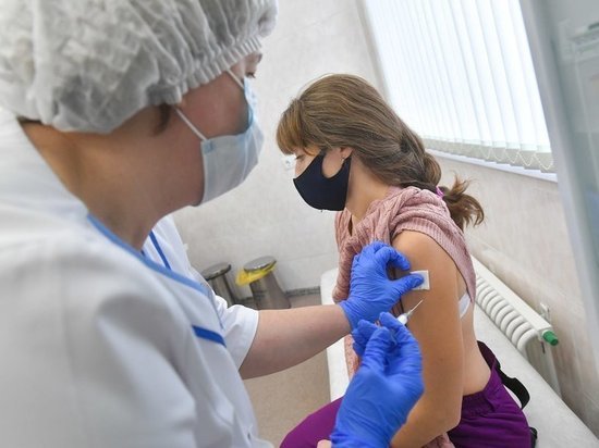 Эксперты считают, что медлящих с прививкой останавливает неумелая пропаганда, а не недоверие медицине