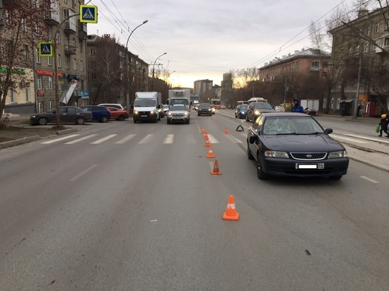 Перебегавшая дорогу женщина с ребенком доставлена с травмами в больницу в Новосибирске