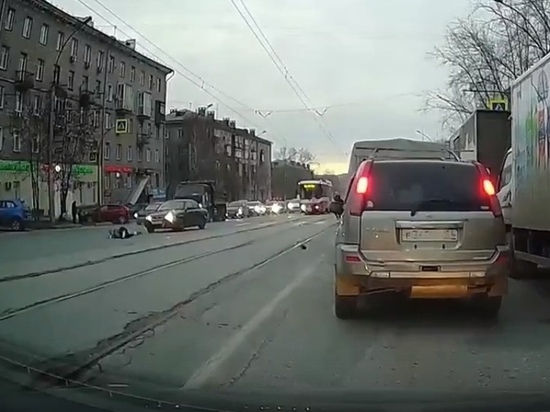 Перебегавшую дорогу женщину с ребенком на руках сбил автомобиль в Новосибирске