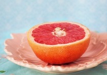 Существует фрукт, который нельзя есть, если человек одновременно применяет лекарственные препараты, — это грейпфрут
