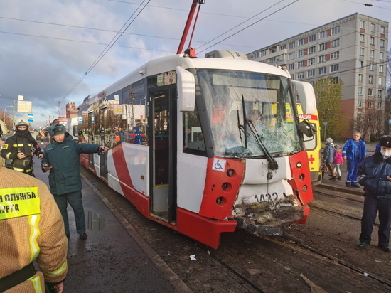 Транспорт идет в обход Бухарестской после столкновения двух трамваев