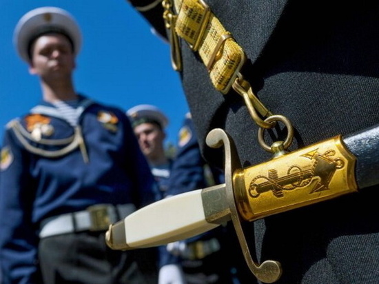 Офицерам Северного флота разрешили носить кортики пожизненно