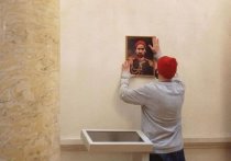 Путешественник Кирилл Смородин пошутил в Эрмитаже: повесил свой портрет в мундире ХIХ века в Военной галерее 1812 года и сфотографировался на фоне