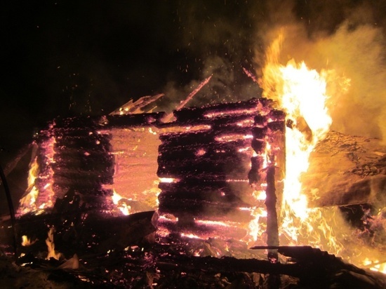 Ночью в Смоленской области дотла сгорел нежилой дом