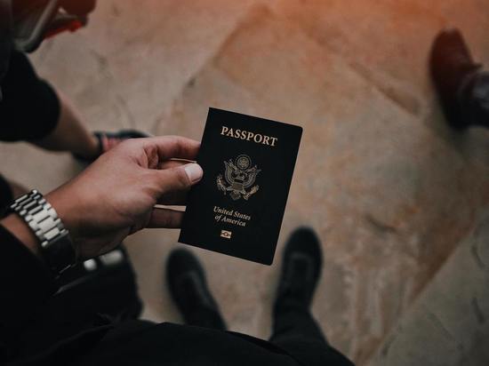 Впервые американец получил новый образец паспорта с указанием третьего пола