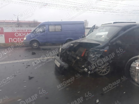 В Курске в ДТП с тремя автомобилями Lada на Малых ранен 51-летний водитель