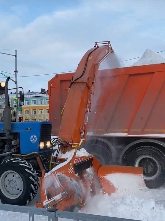 Новая машина для расчистки дорог от снега вышла на улицы Губкинского