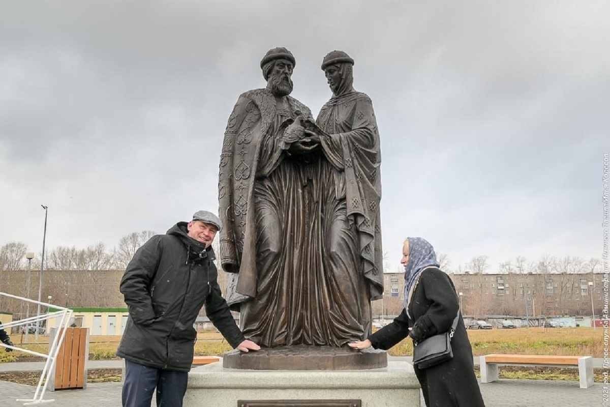 Памятники петру и февронии в городах россии фото