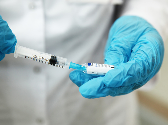 Песков назвал дефицит вакцин в регионах "краткосрочным"