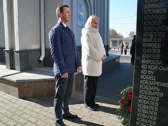 На кладбище в Хабаровске почтили память жертв политических репрессий
