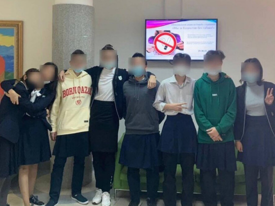 Школьника начали травить, когда он надел юбку ради шутки