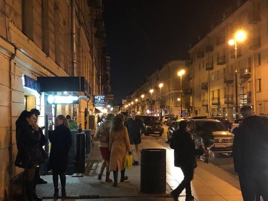 Много людей без масок и бурное веселье: как улица Рубинштейна встречает локдаун