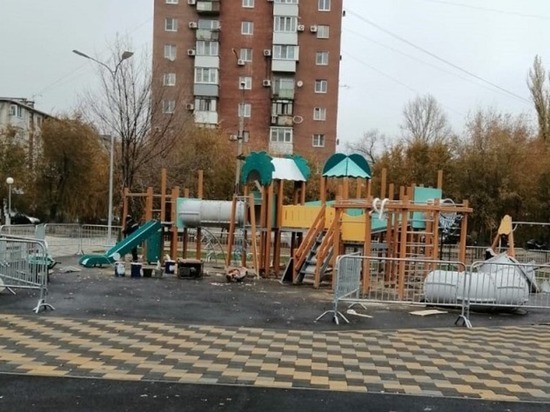 В парке «50 лет Октября» Волгограда начали установку детских площадок