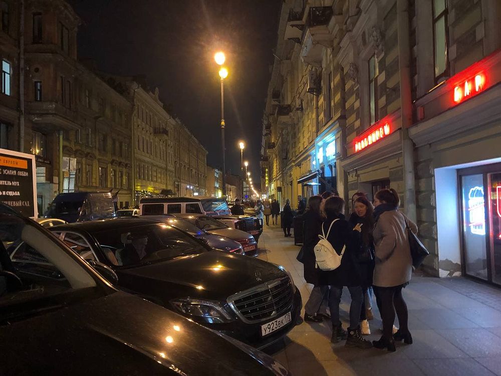 Петербуржцы оккупировали бары на Рубинштейна в ночь перед локдауном