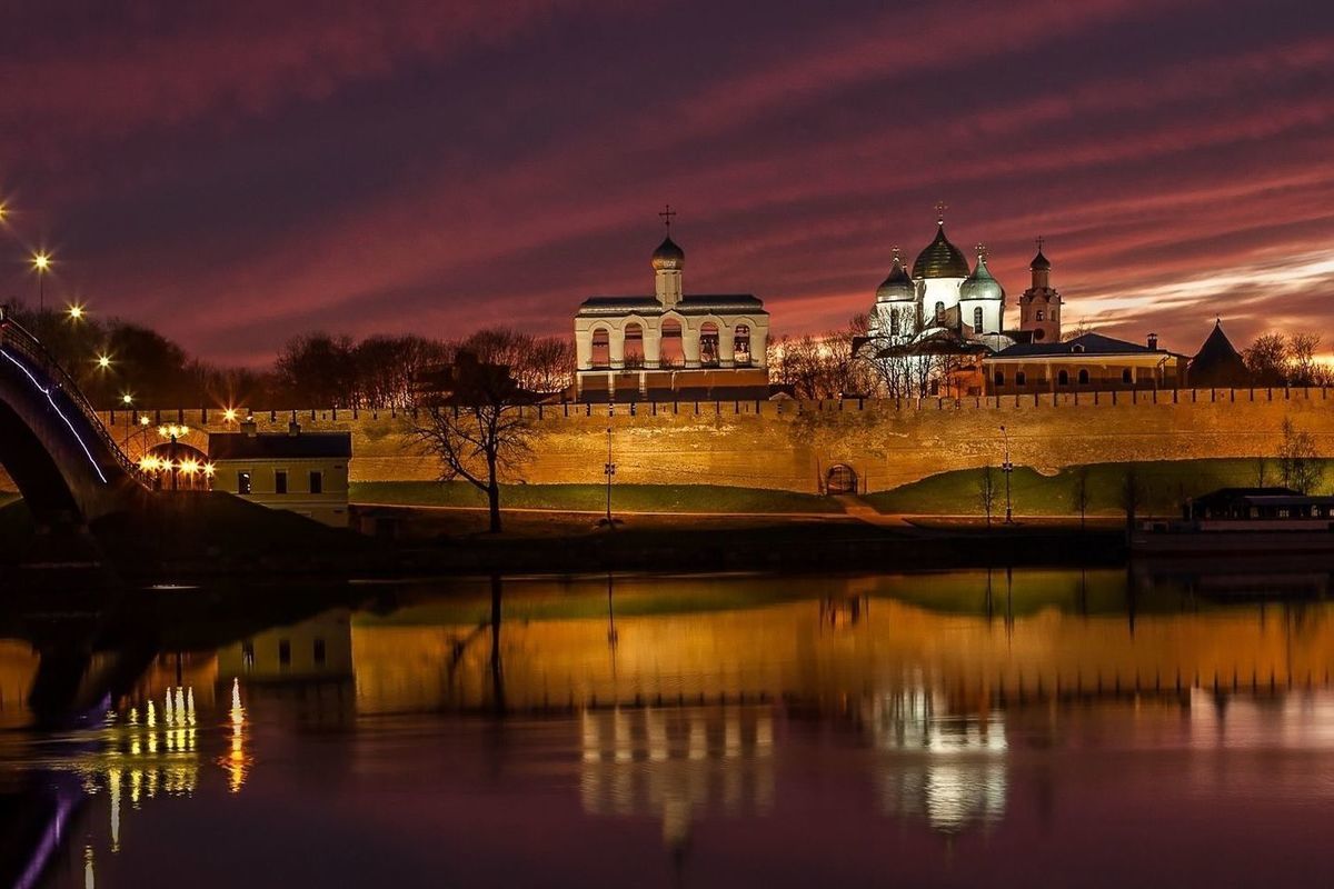 Самые красивые новгород. Великий Новгород. Новгородский Кремль ночью. Великий Новгород батюшка город. Великий Новгород - отец городов русских..