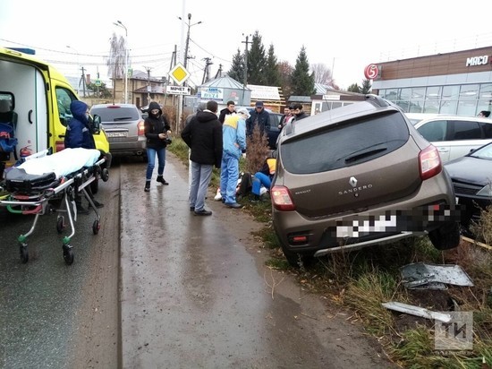 Авто в поселке под Казанью врезалось в припаркованные машины, пострадал ребенок