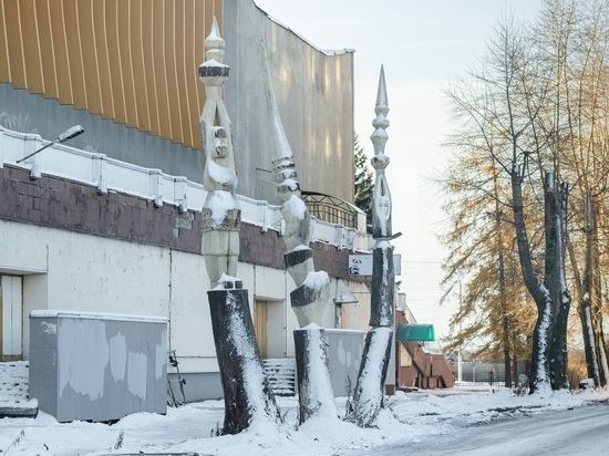 Обрубки тополей вдоль здания Дворца спорта по улице Иоанна Кронштадтского превращены в резные скульптуры