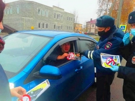 Наклейки «Я не пью за рулем» вручили дорожные полицейские в Смоленском районе