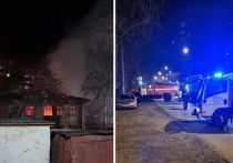Поздно вечером в Томске полностью сгорел деревянный дом на улице Розы Люксембург 92/1.