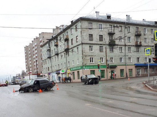 В центре Кирова столкнулись четыре авто: два пострадавших