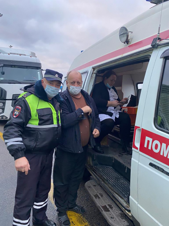 Инспекторы ДПС под Воронежем помогли упавшему в обморок дальнобойщику