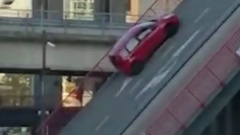 В Бельгии при разведении моста упал автомобиль: видео последствий