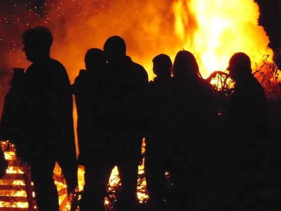 МЧС эвакуировали 10 человек из горящего дома в Чите