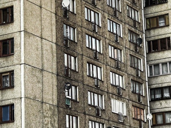 В новокузнецкой многоэтажке нашли дом престарелых с трупами