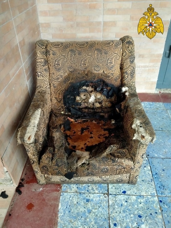 Под спящим мужчиной загорелось кресло в Смоленской области