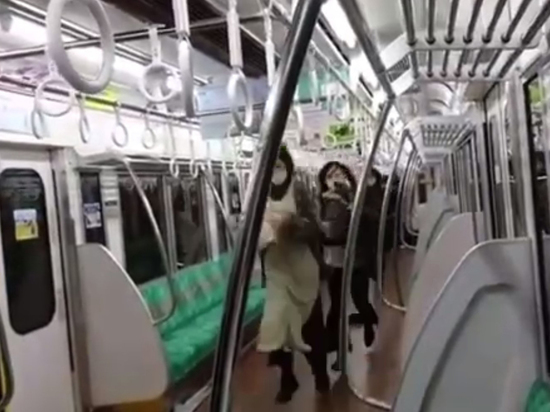 В метро Токио мужчина порезал ножом 15 пассажиров и устроил пожар
