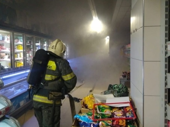 Семь человек тушили пожар в красногородском магазине в воскресенье