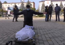 В Тимашевске Краснодарского края мужчина привез тело своей умершей матери к зданию городской администрации