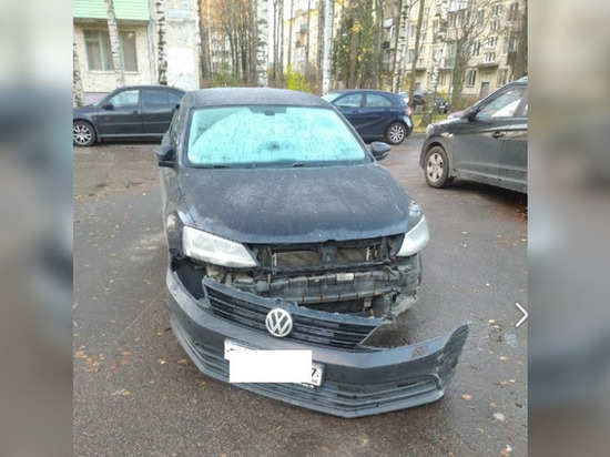 На улице Верности курьер на «Жигулях» протаранил припаркованную BMW