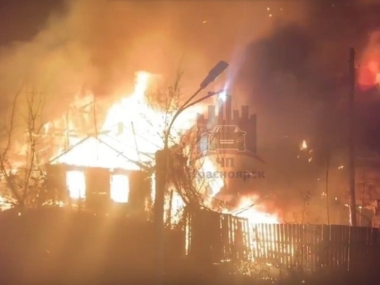  Три частных дома сгорели в микрорайоне Николаевка в Красноярске ночью 1 ноября