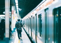 В  столице Японии Токио 24-летний мужчина был арестован по подозрению в покушении на убийство после того, как в воскресенье вечером устроил нападение с ножом в поезде метро, в результате которого пострадали не менее 17 человек