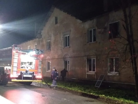 Из горящего дома в Малой Вишере эвакуировали два десятка человек