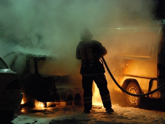 Легковушки пострадали в результате ночного пожара в Новокузнецке