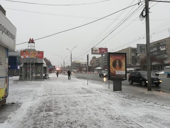 Более 670 тротуаров посыпали антигололедной смесью в Новосибирске