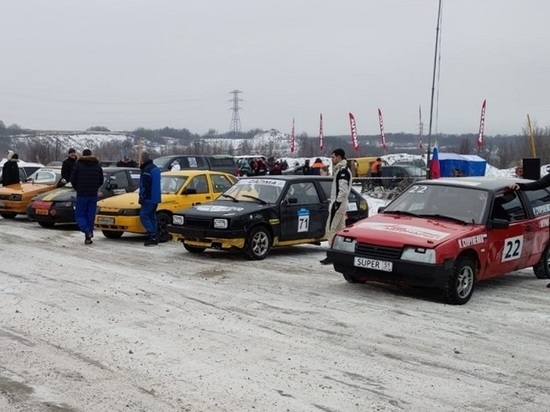 Соревнования автогонщиков прошли на Комсомольской горке в Коле