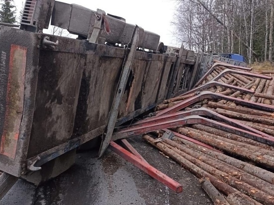 Под Крошнозером перевернулся гружёный лесовоз