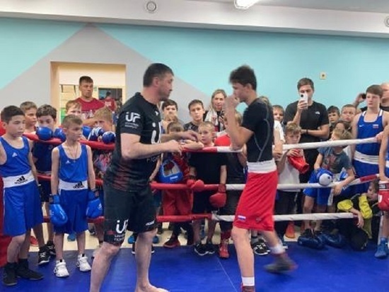Олимпийский чемпион провел мастер-класс для юных боксеров из Томска