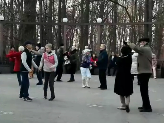 Пожилые москвичи отметили локдаун танцами в парке, а рестораны закрыты
