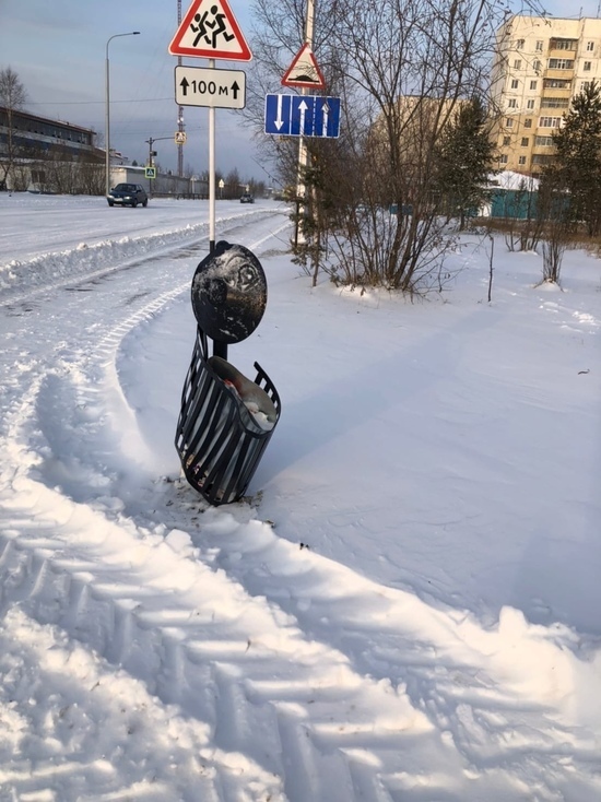 Коммунальщики своротили уличные урны при уборке снега в Надыме