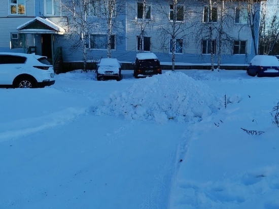 Работники магазина засыпали снегом въезд во двор многоквартирника в Салехарде